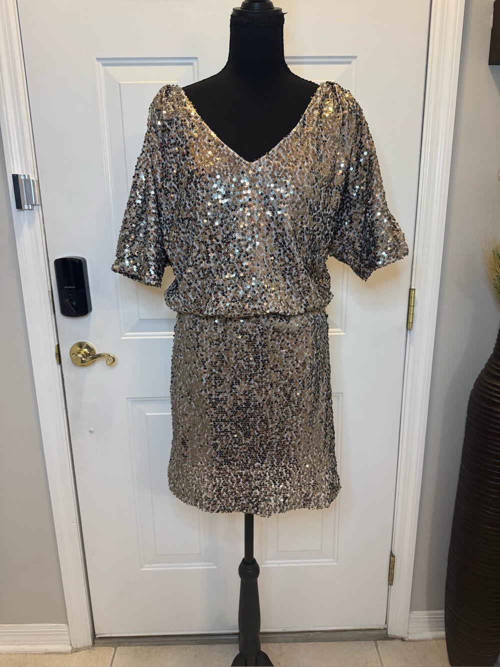 Cachet Metallic Sequin V-Neck knee length Dress in Gold